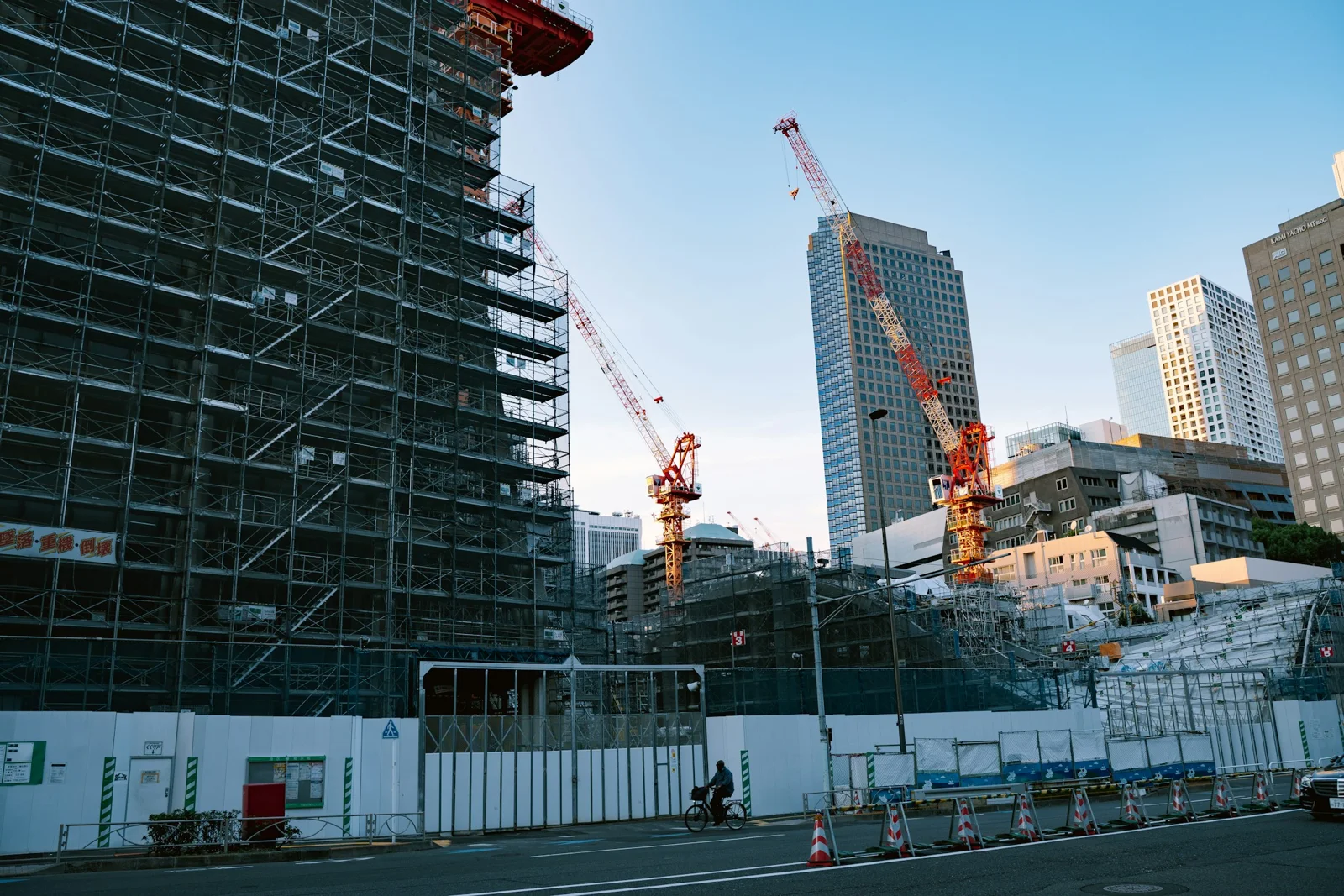 クレーンと足場のある東京都内の建設現場。素材写真
