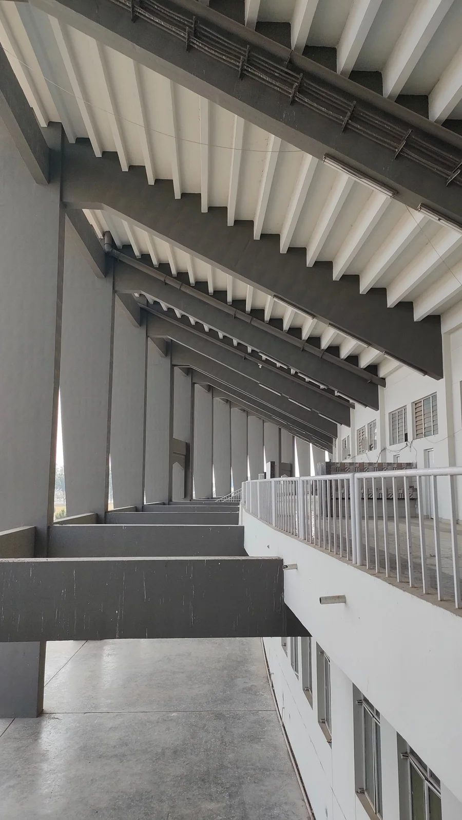 柱と梁が連なる建築構造の写真。素材写真